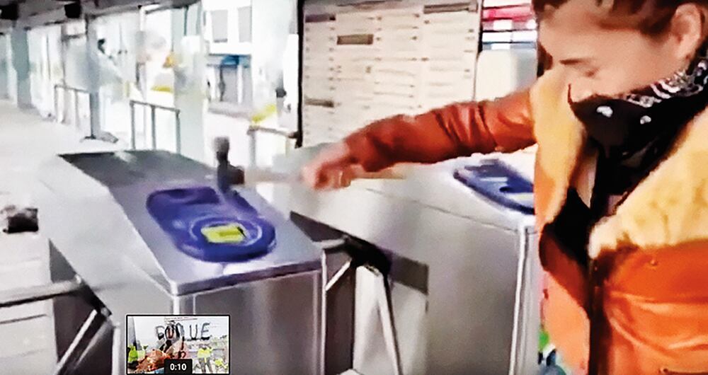 Epa Colombia causando destrucción en Transmilenio.