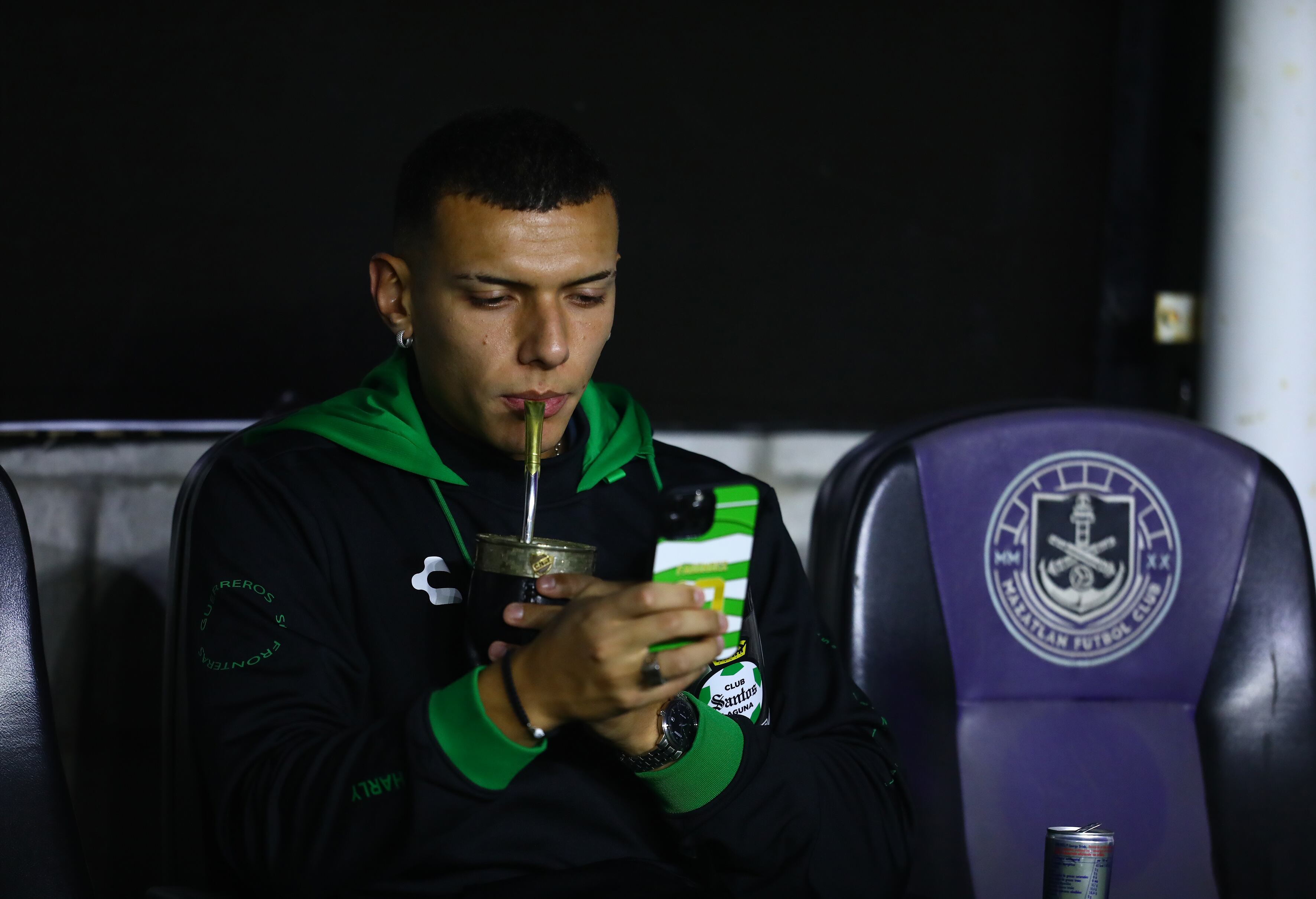 MAZATLAN, MEXICO - FEBRUARY 14: Franco Fagundez of Santos looks on prior the 7th round match between Mazatlan FC and Santos Laguna as part of the Torneo Clausura 2025 Liga MX at Estadio El Encanto on February 14, 2025 in Mazatlan, Mexico. (Photo by Sergio Mejia/Getty Images)