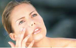 Mujer aplicándose crema en el rostro, foto: Thinkstock