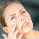 Mujer aplicándose crema en el rostro, foto: Thinkstock