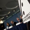 Miembros del Boletín de Científicos Atómicos pronuncian comentarios sobre la hora de 2017 para el "Reloj del Juicio Final" el 26 de enero de 2017 en Washington, DC. Por primera vez en los 70 años de historia del Reloj del Juicio Final, el Boletín de Científicos Atómicos adelantó el reloj 30 segundos, hasta dos minutos y medio antes de la medianoche, citando declaraciones "poco meditadas" del presidente de Estados Unidos, Donald Trump, sobre las armas nucleares. y el cambio climático, los acontecimientos en Rusia, Corea del Norte, India y Pakistán.