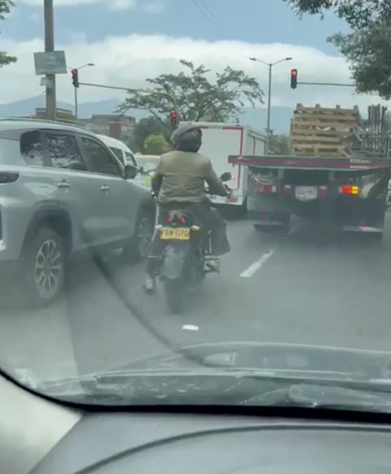Conductores captaron a un pinchallantas instalando puntillas en Bogotá.