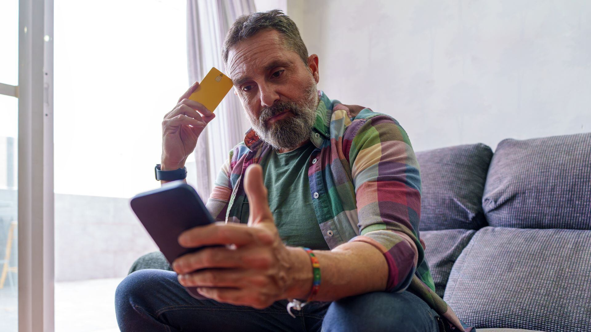 Usar puertos USB inseguros puede causar  ataques conocidos como “juice jacking”.