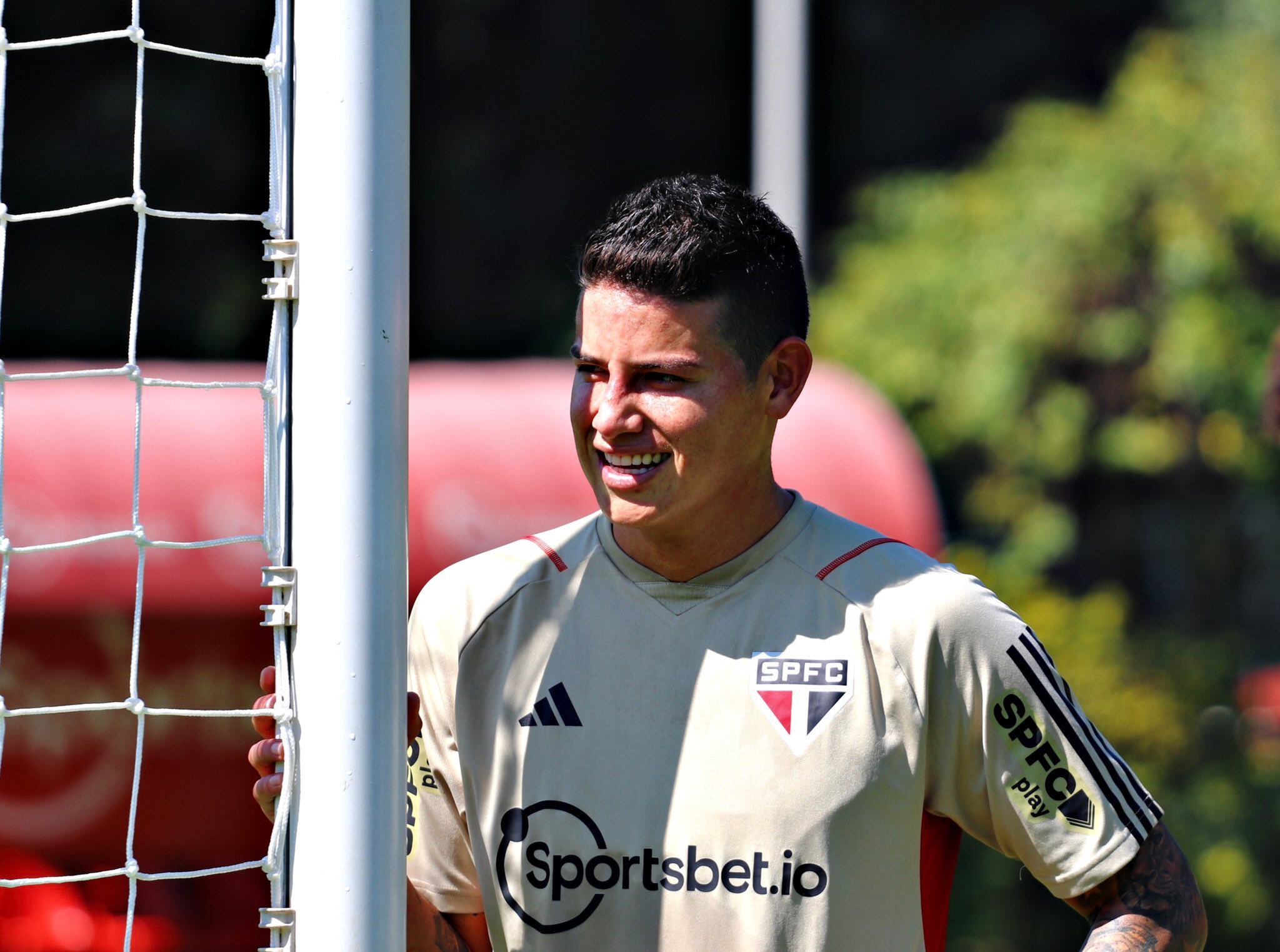 James Rodríguez sigue entrenando con Sao Paulo.