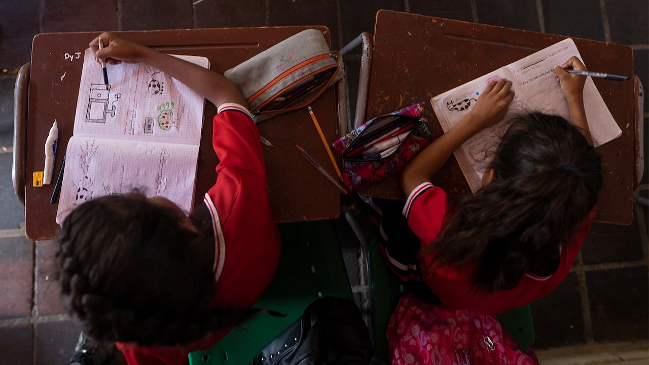 Ante el pronto inicio de actividades presenciales, y las medidas restrictivas por los pasos formales, padres temen que solo tengan la opción de pasar con los niños por trochas para ver clases en Colombia.