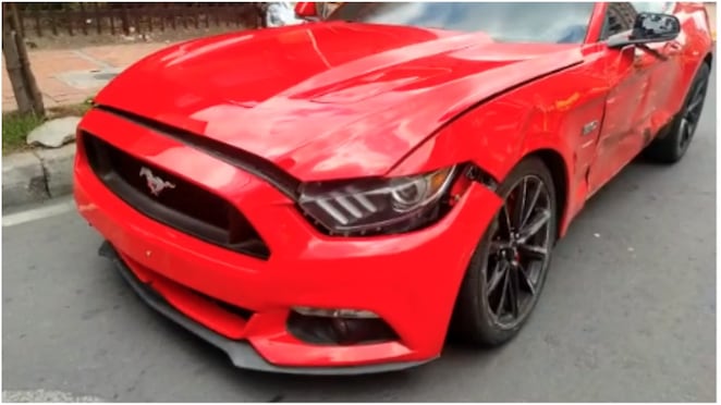 El Ford Mustang con el que fue arrollado un motociclista en Bogotá
