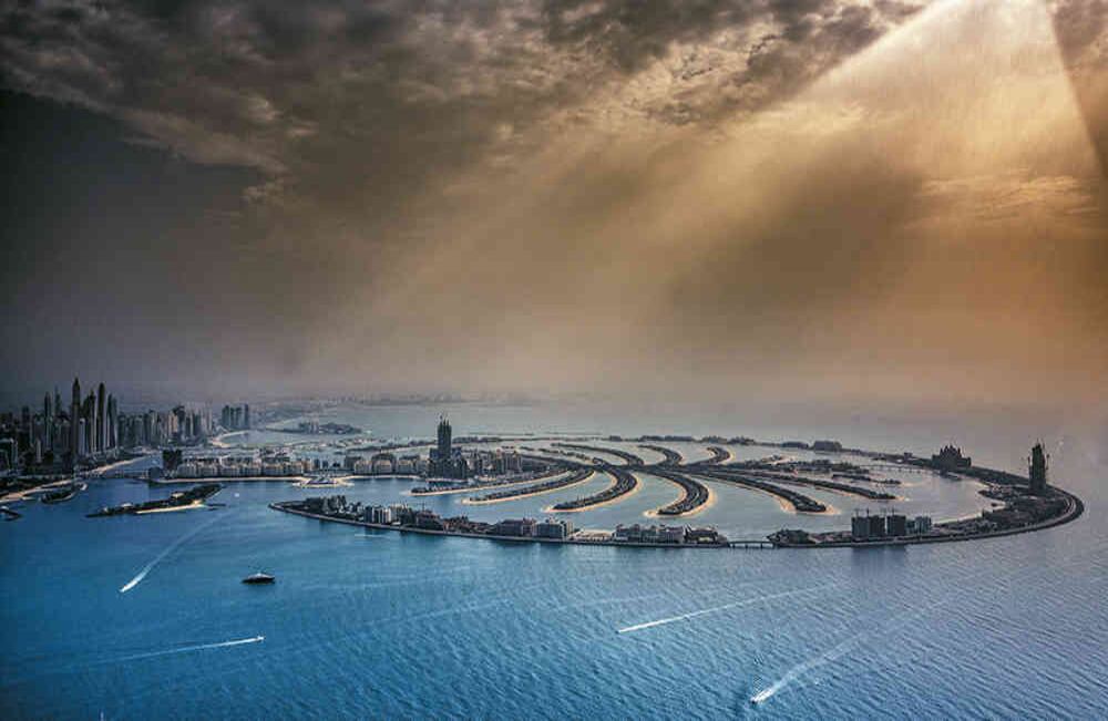 Palma Jumeirah, una isla artificial construida en la costa de Dubái. En ella hay lujosas casas, hoteles y restaurantes.
