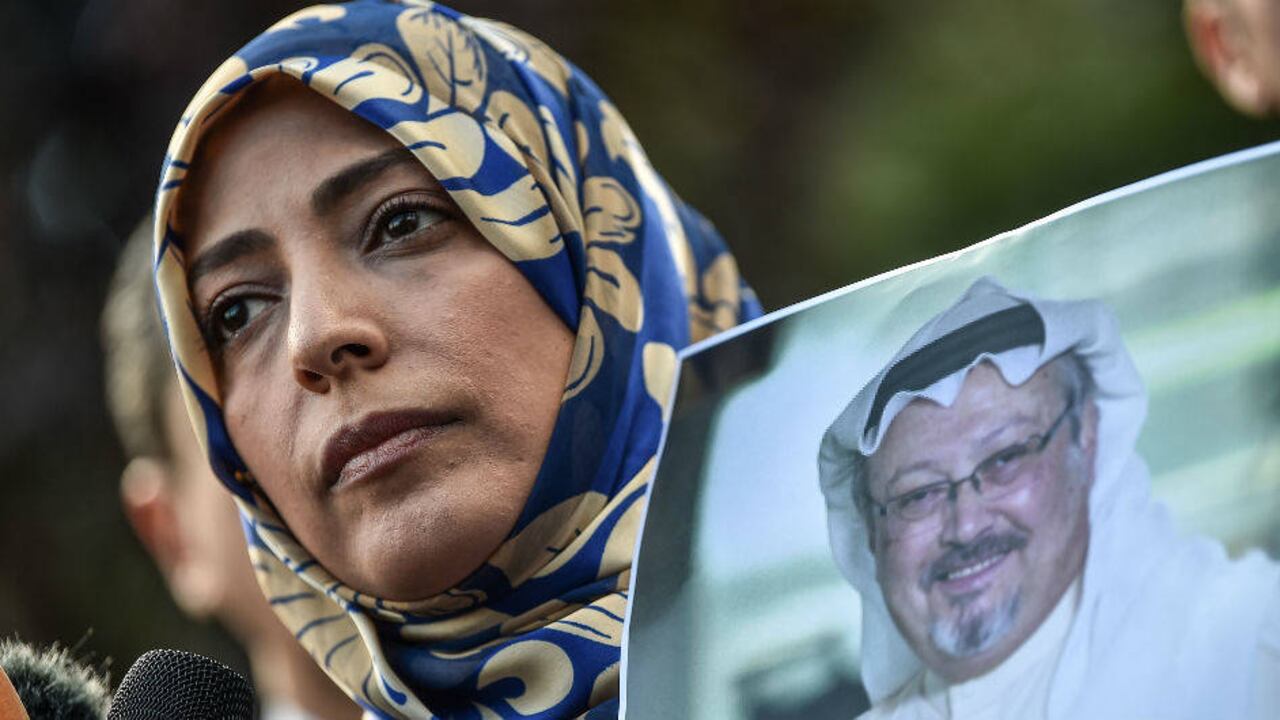 Tawakkol Karman, nobel de paz, sostiene la foto del periodista Jamal Khashoggi durante una protesta por su libertad.