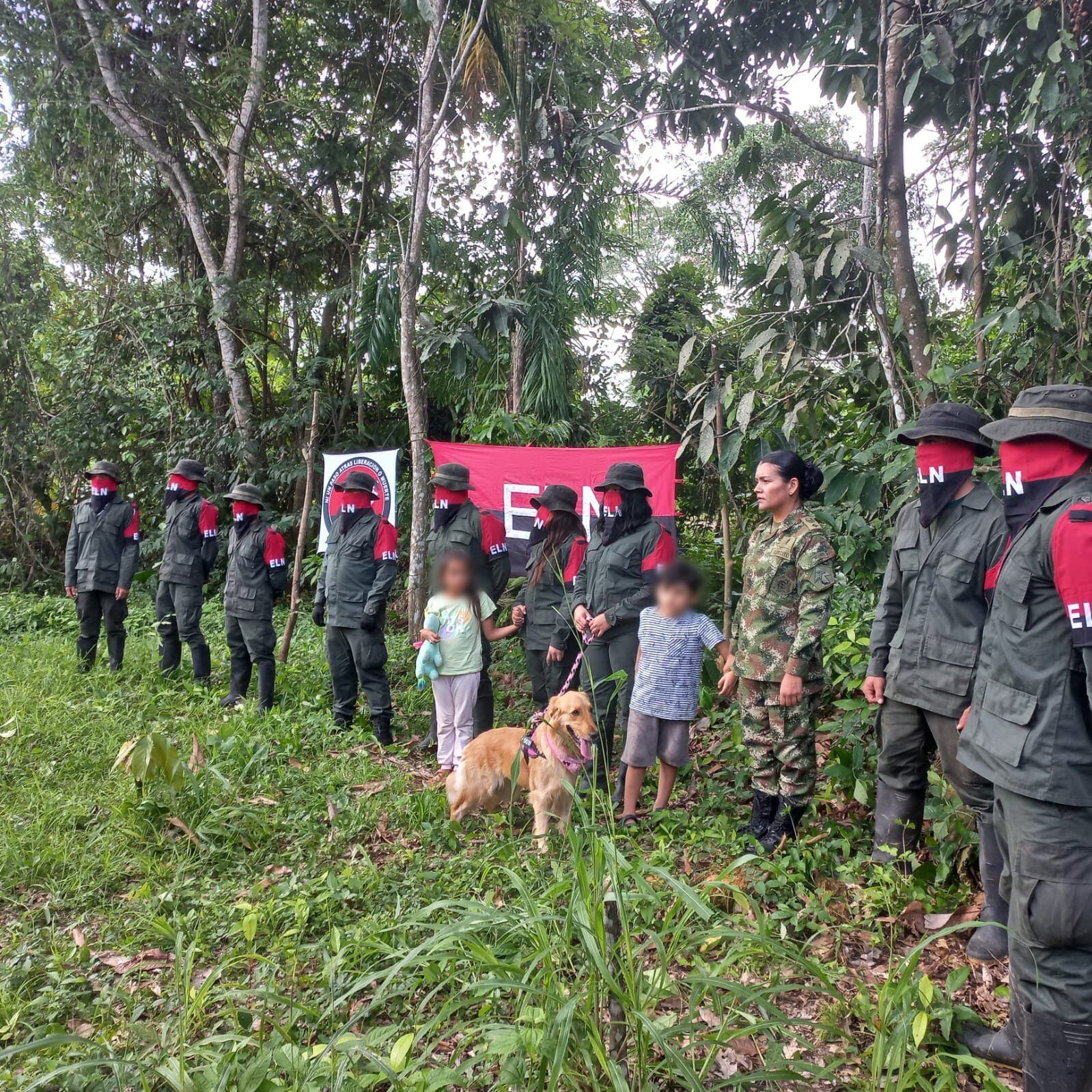 La sargento Karina Ramírez junto con sus dos hijos y la mascota.