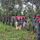 La sargento Karina Ramírez junto con sus dos hijos y la mascota.