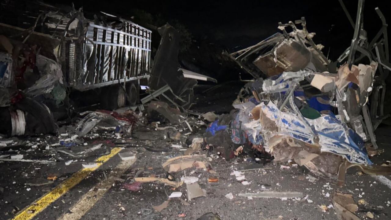 Es el último de una racha de accidentes de autobuses con migrantes en México. Foto. X @vialhermes.