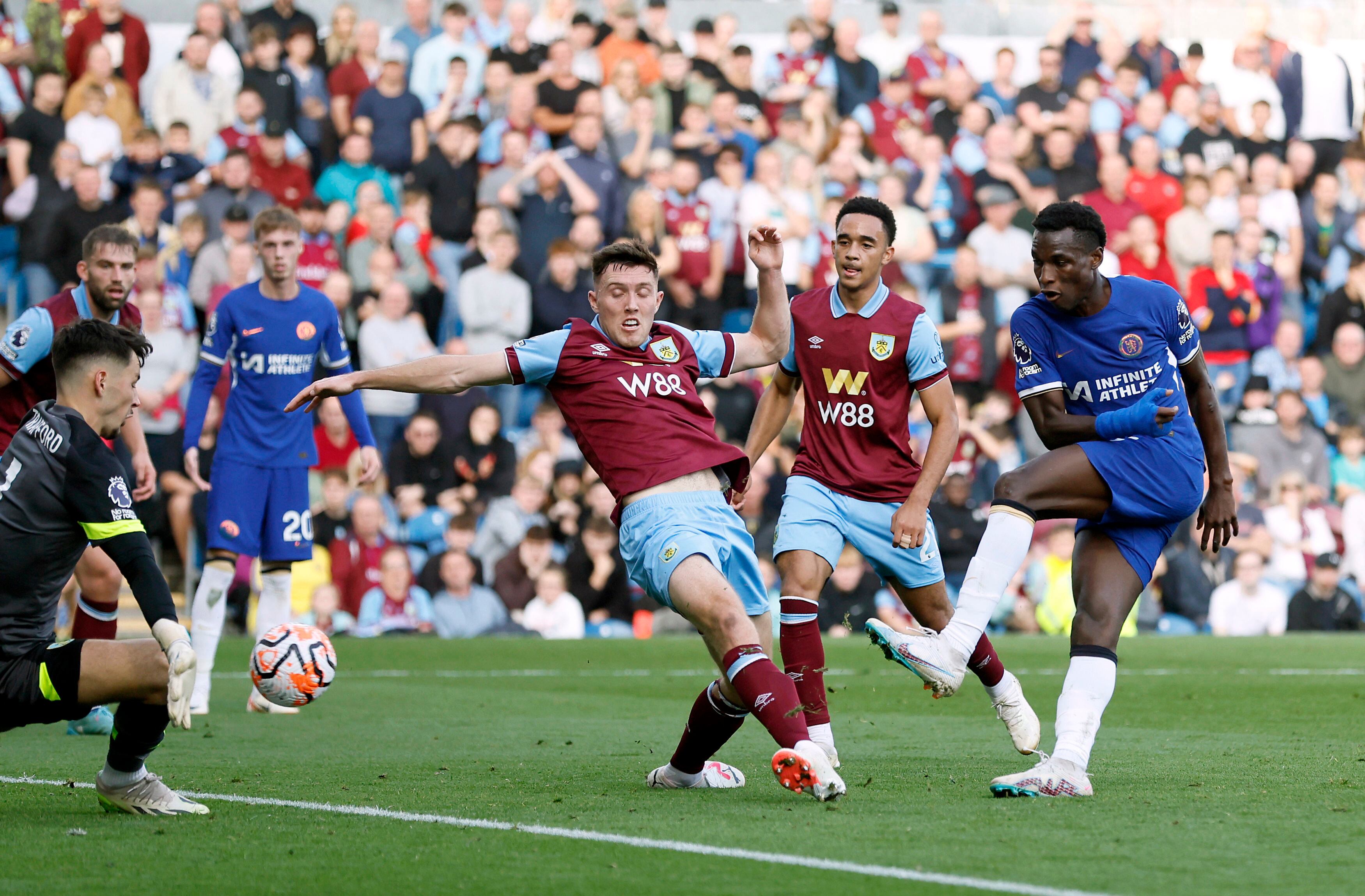 Nicolas Jackson, de Chelsea, a la derecha, anota el cuarto gol de su equipo durante el partido de fútbol de la Premier League inglesa entre Burnley y Chelsea, en Turf Moor, en Burnley, Inglaterra, el sábado 7 de octubre de 2023. (Richard Sellers/PA vía AP)