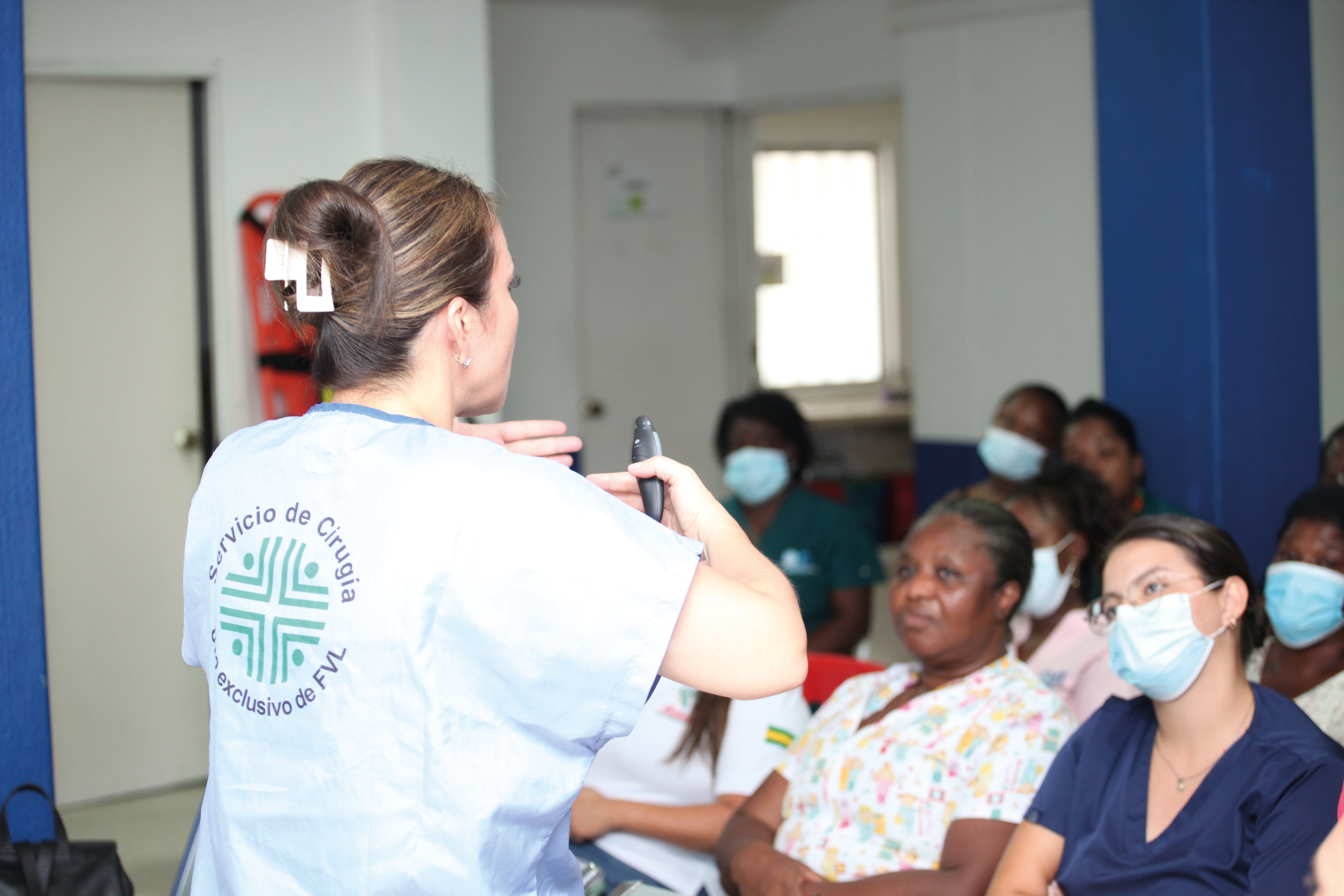 Los especialistas se desplazan a los hospitales apadrinados para la transferencia de conocimiento en educación técnica y no técnica a su personal de salud.