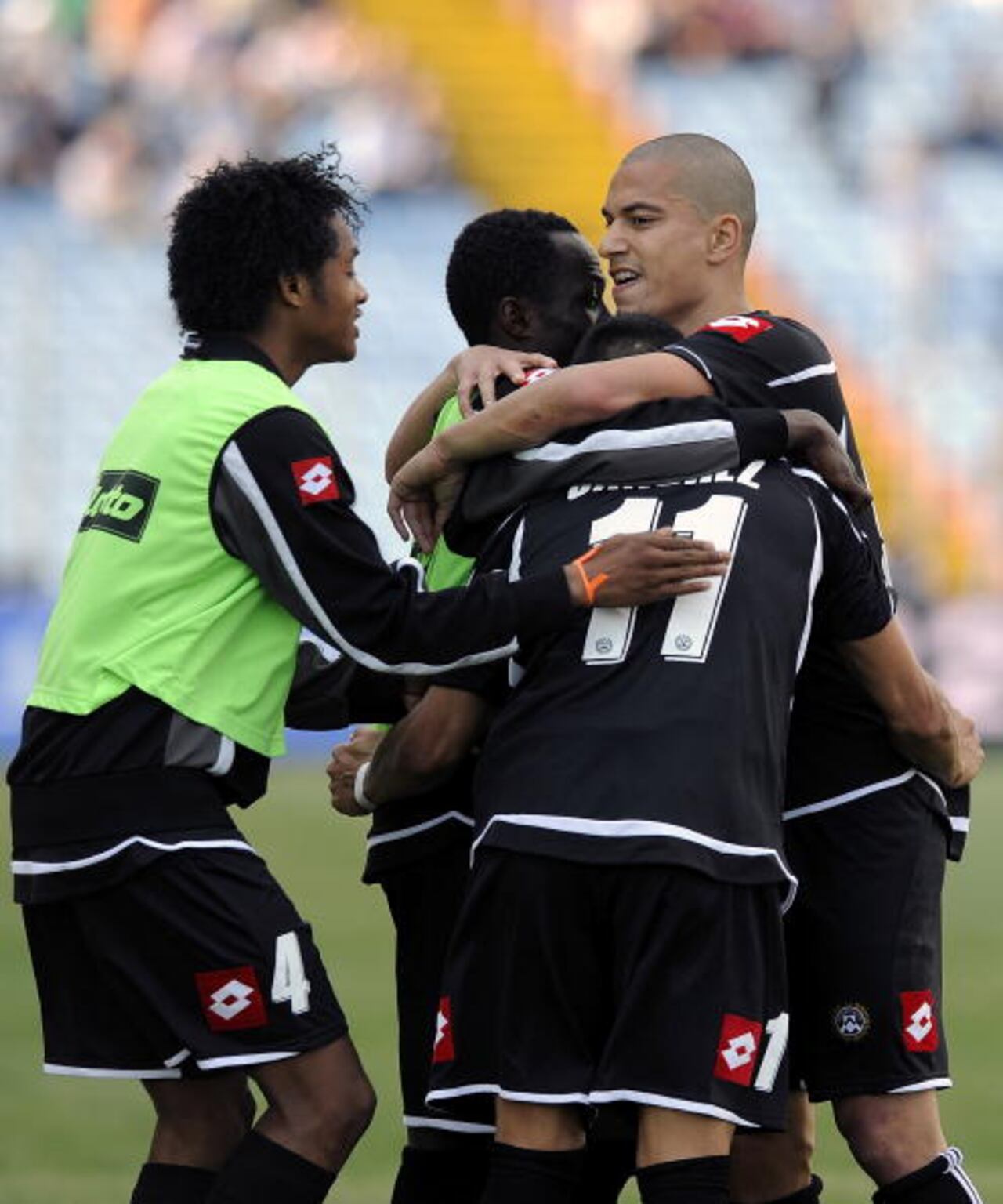 Juan Guillermo Cuadrado celebrando un gol de Alexis Sánchez en el Inter.
