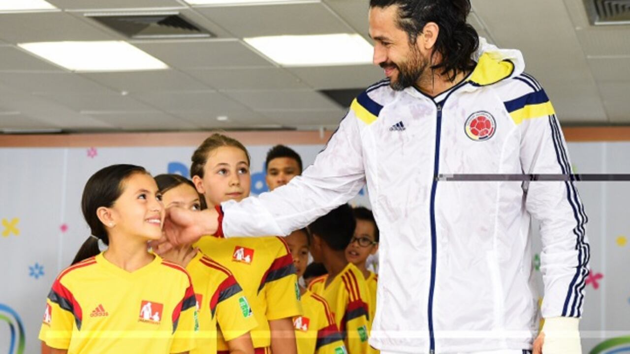 María Paula y Mario Yepes, minutos antes del partido Colombia-Uruguay.