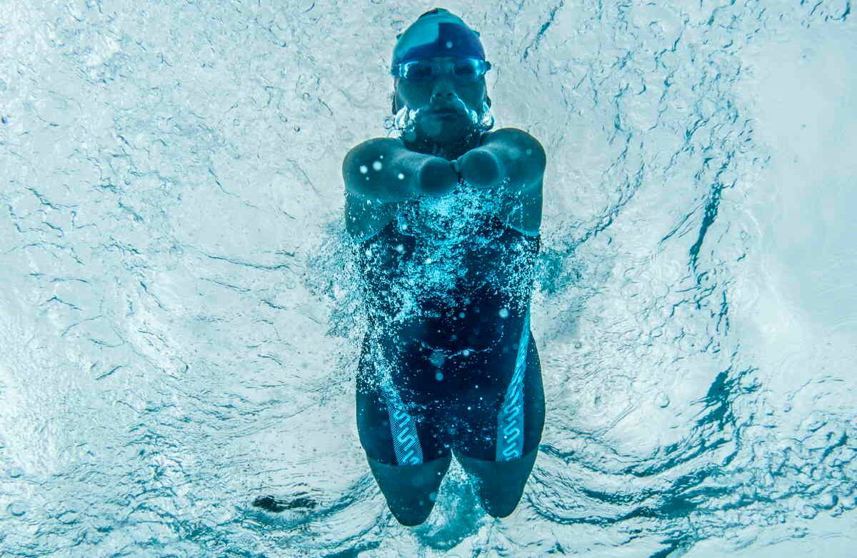 Virgelina en 2016 comenzó a practicar natación con Abel Echeverry, un entrenador de deportistas convencionales. Foto: Cristhian Agudelo/ Instituto Henry Agudelo