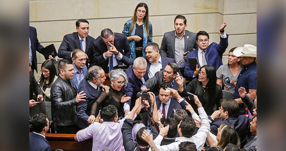 La oposición sorprendió y logró superar por dos votos al Gobierno, hundiendo la consulta popular en la plenaria del Senado.