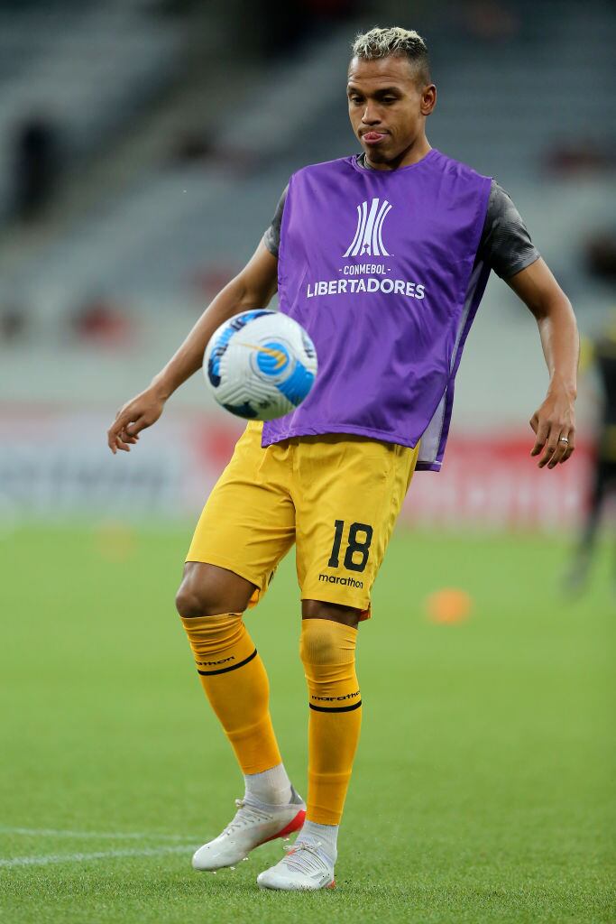 CURITIBA, BRAZIL - APRIL 14: Jair Reinoso of The Strongest warms up prior to the Copa CONMEBOL Libertadores 2022 match between Athletico Paranaense and The Strongest at Arena da Baixada on April 14, 2022 in Curitiba, Brazil. (Photo by Heuler Andrey/Getty Images)