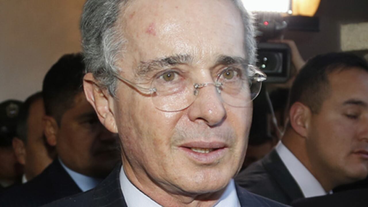 El expresidente agradeció al gobierno la información sobre el atentado y redobló su campaña contra el proceso de paz. “El presidente Santos anula el Congreso con mermelada y ahora trama disolverlo y entregarlo a las Farc”, dijo.