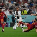 Dani Carvajal de España se cae durante el partido de fútbol del grupo E de la Copa Mundial entre España y Alemania, en el estadio Al Bayt en Al Khor, Qatar, el domingo 27 de noviembre de 2022.
