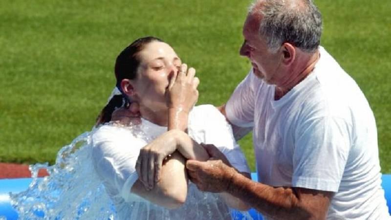 Imagen de bautizo en los Testigos de Jehová.