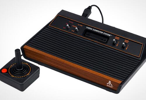 La pionera en consolas de videojuegos es la Atari 2600.