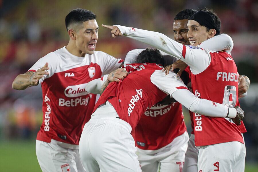 Jugadores de Santa Fe celebran un gol.