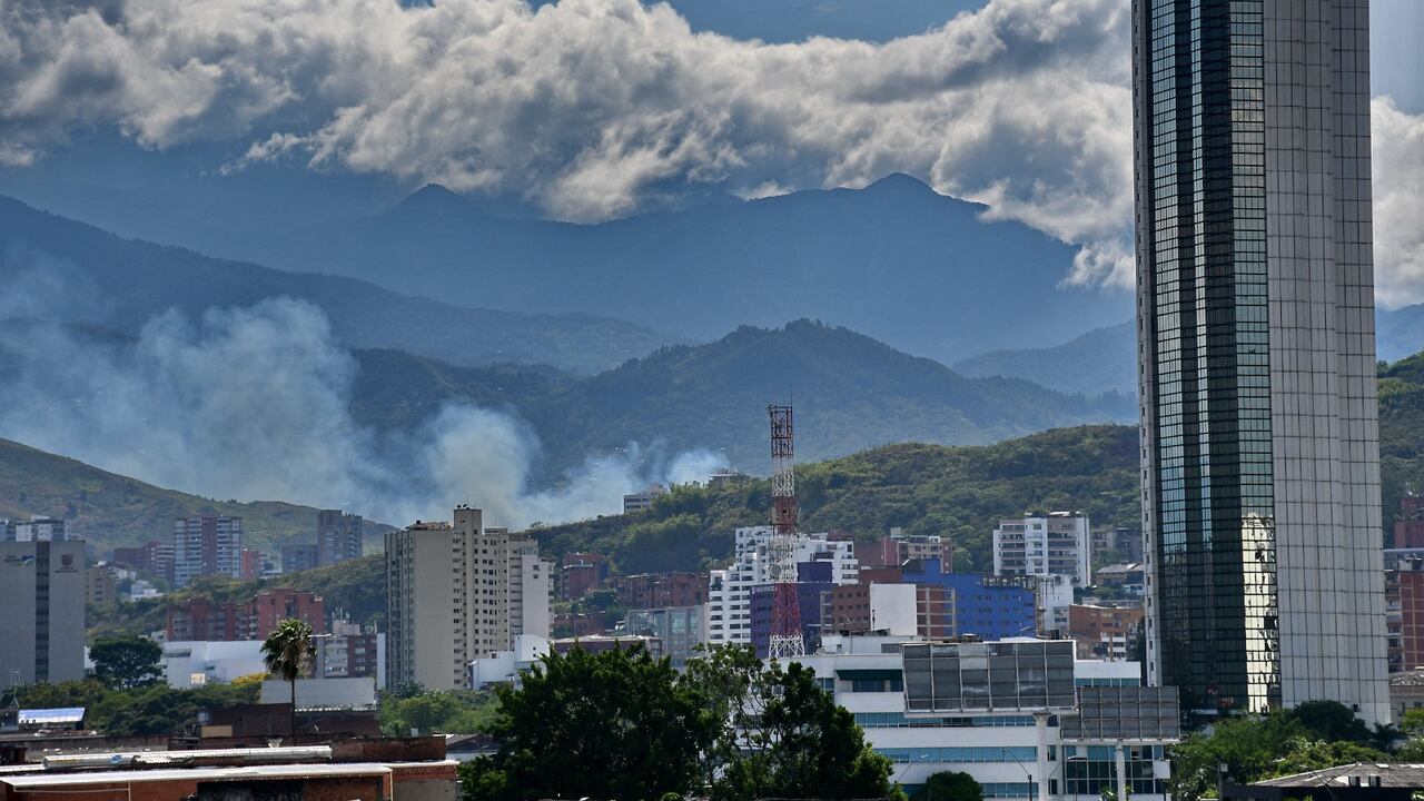 30 unidades bomberiles atienden nuevo incendio forestal al oeste de Cali.