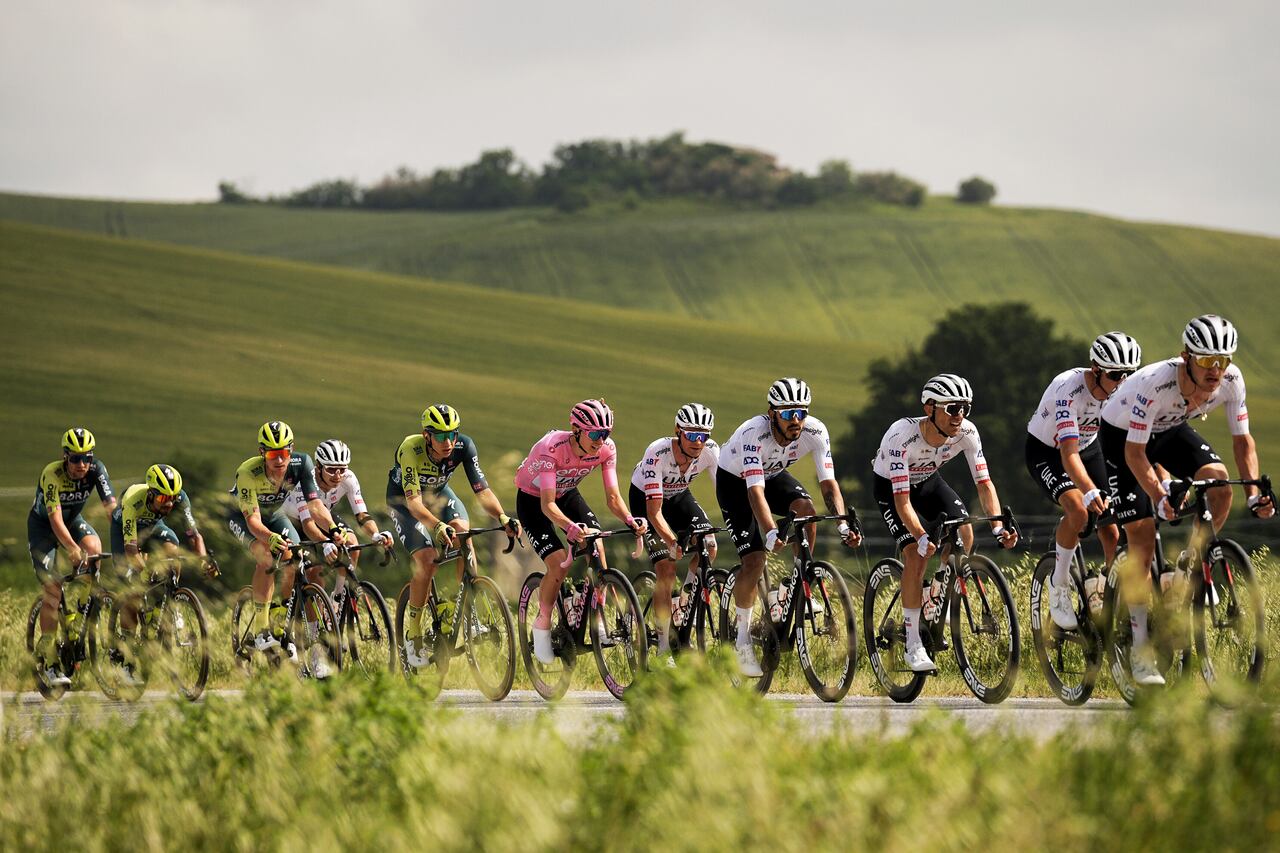El esloveno Tadej Pogacar, sexto desde la derecha, vistiendo la camiseta rosa del líder general de la carrera, pedalea en el pelotón durante la duodécima etapa de la carrera ciclista Giro de Italia de Martinsicuro a Fano, Italia, el jueves 16 de mayo de 2024. (Marco Alpozzi/LaPresse vía AP)