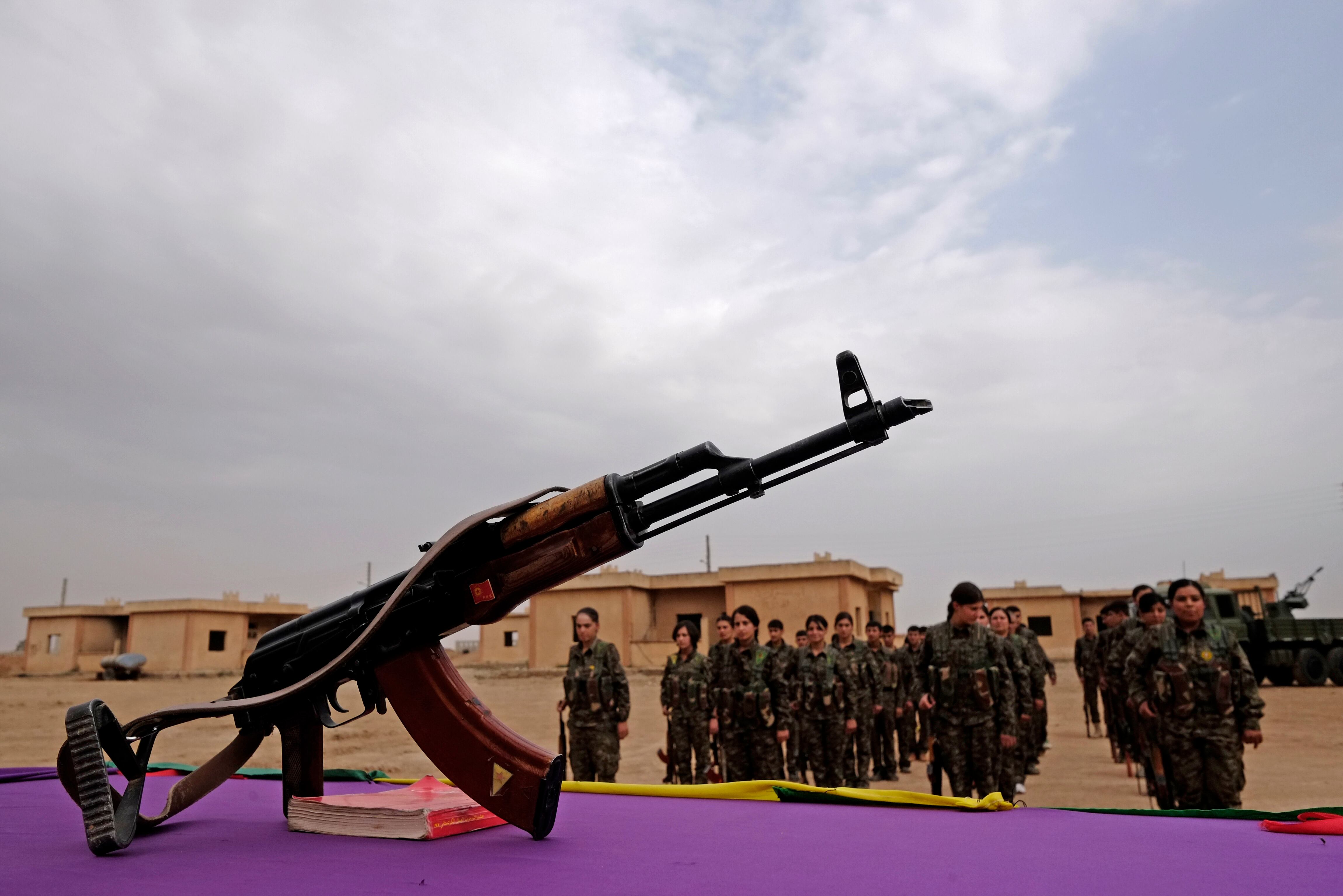 Combatientes kurdos de YPG y YPJ en una ceremonia de reclutamiento antes de ser trasladados al frente para luchar contra ISIS en el área de Al Hasaka en la zona de control kurdo de Rojava