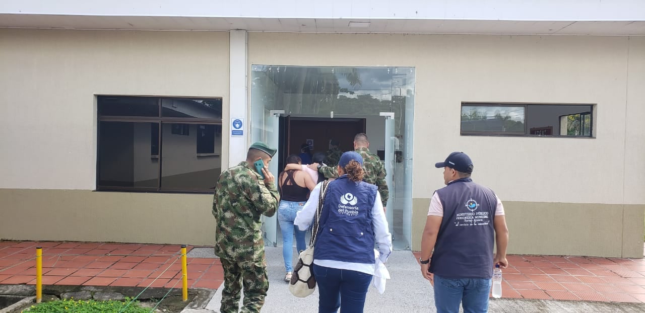 La mujer está siendo atendida por personal de la salud