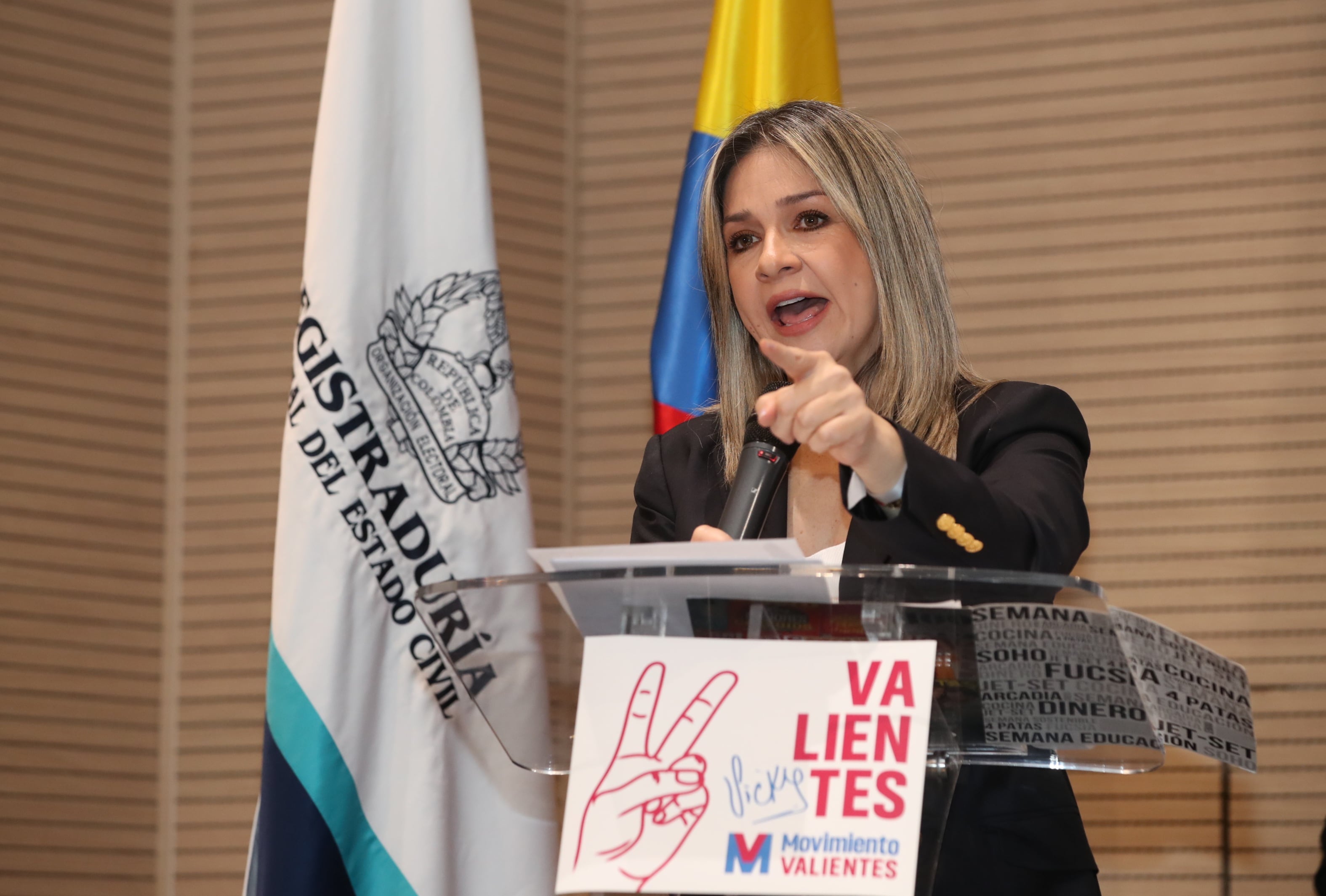 Rueda de prensa precandidata presidencial Vicky Dávila, en la entrega de firmas a la Registraduria.