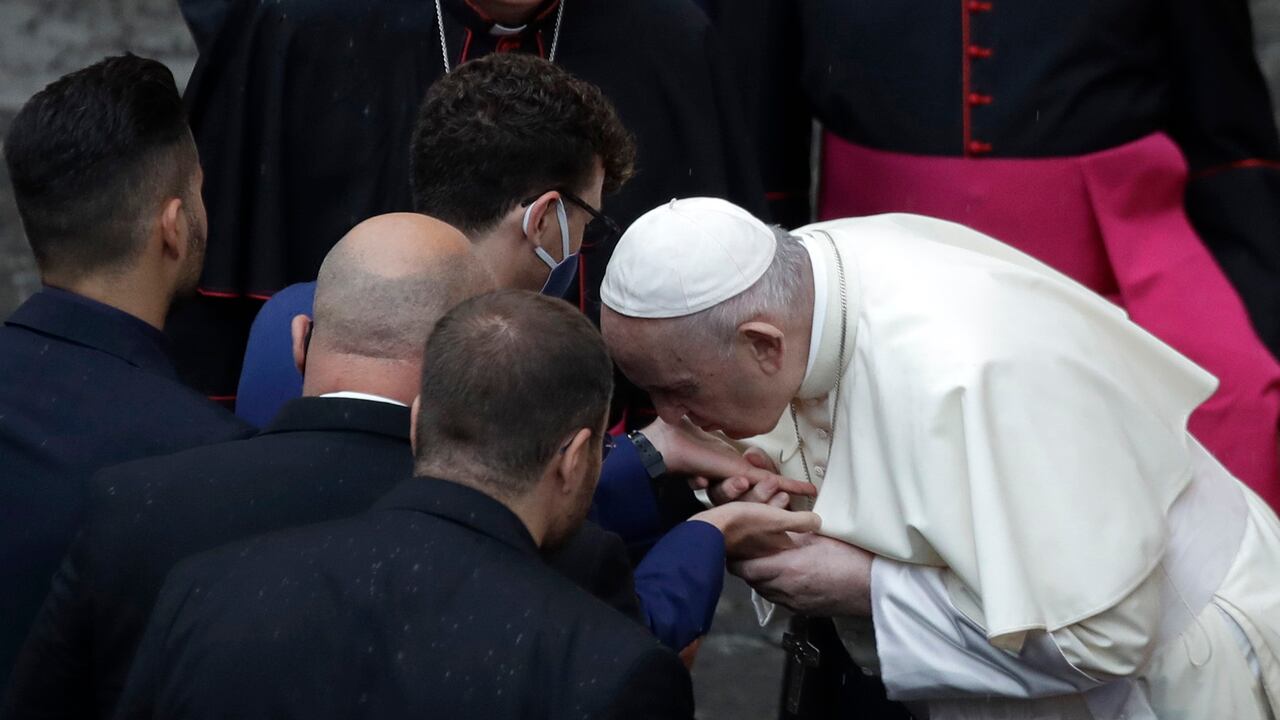 El Papa Francisco besa las manos de un sacerdote recién ordenado, en el patio de San Dámaso durante su audiencia general semanal en el Vaticano, el miércoles, Sept. 23, 2020. (AP Photo/Alessandra Tarantino)