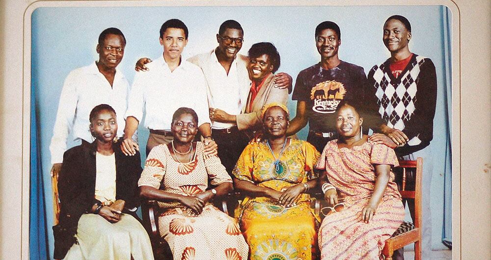 En los años 1980, el futuro presidente Obama (segundo de izquierda a derecha de pie) posó en Kogelo, la aldea de la familia en Kenia, con su tío Sayid, y sus medio hermanos Roy, Bernard y Abo, entre otros. Sentadas: su hermana media Auma, su madrastra Kezia, su abuela Sarah Obama, y su tía Zeituni Onyango, a quien Barack no quiso ayudar, según el libro.