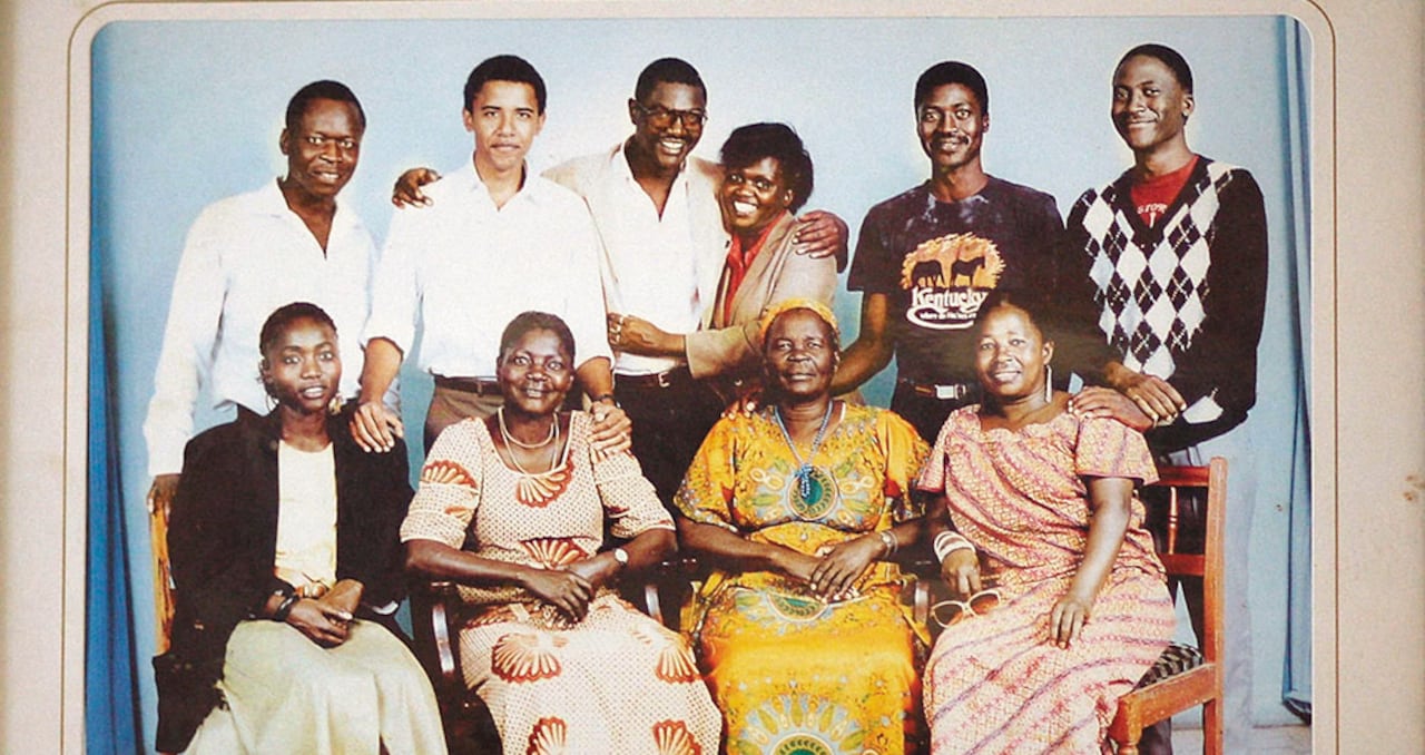 En los años 1980, el futuro presidente Obama (segundo de izquierda a derecha de pie) posó en Kogelo, la aldea de la familia en Kenia, con su tío Sayid, y sus medio hermanos Roy, Bernard y Abo, entre otros. Sentadas: su hermana media Auma, su madrastra Kezia, su abuela Sarah Obama, y su tía Zeituni Onyango, a quien Barack no quiso ayudar, según el libro.