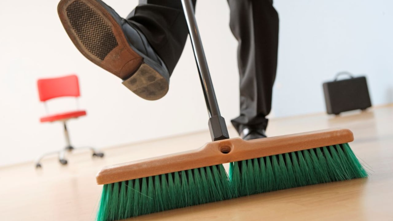 Quitar pelusas de la escoba.