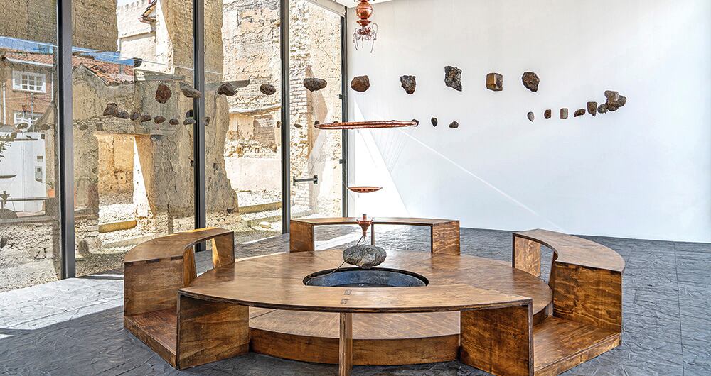 Con la instalación de arquitectura sonora Templo del agua Sumapaz, Leonel Vásquez dispone una ‘Estación de escucha’, en la que se reciben los mensajes del agua.