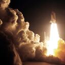 El transbordador espacial estadounidense Endeavour alcanzó la órbita de la Tierra este lunes, 8 minutos y medio después de un exitoso lanzamiento, en ruta hacia Estación Espacial Internacional (ISS) con 6 astronautas a bordo, indicó la NASA. El lanzamiento tuvo lugar en una noche estrellada desde el Centro Espacial Kennedy cerca de Cabo Cañaveral, Florida (sureste), como estaba previsto. Poco antes de alcanzar la órbita terrestre, el tanque externo se había desprendido de la nave para caer a la atmósfera, donde se desintegrará. Los dos cohetes de refuerzo, que proporcionan el 80% del impulso durante los dos primeros minutos de ascenso, se separaron como estaba previsto para caer en el Atlántico, donde serán recuperados.