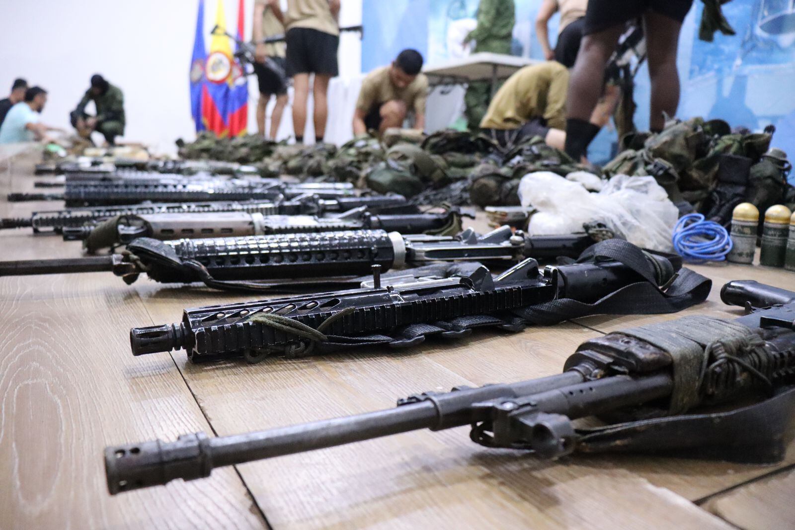 Una ametralladora, 21 fusiles y un lanzagranadas, fue el arsenal que entregaron ocho integrantes de la Segunda Marquetalia, que decidieron rendirse.