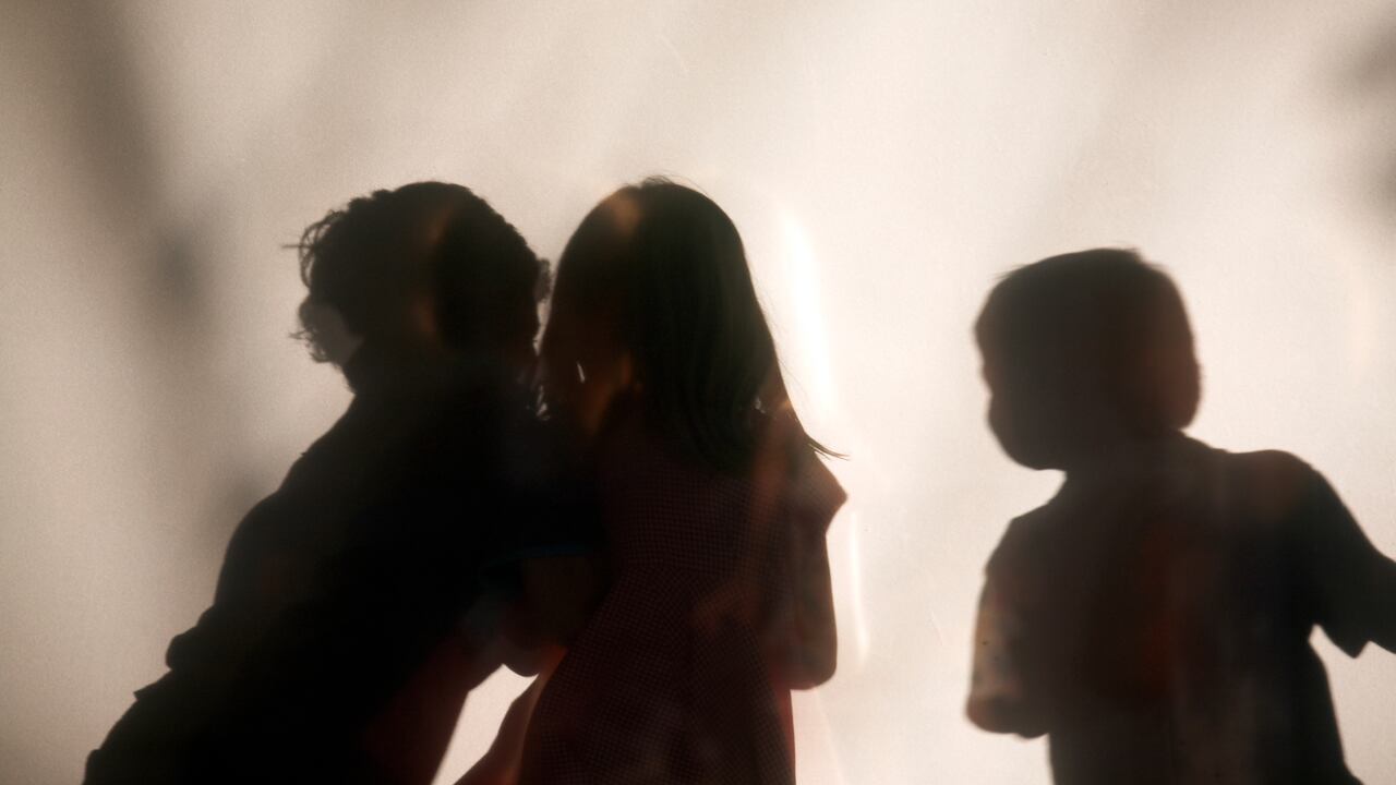 niño vende chismes en su colegio