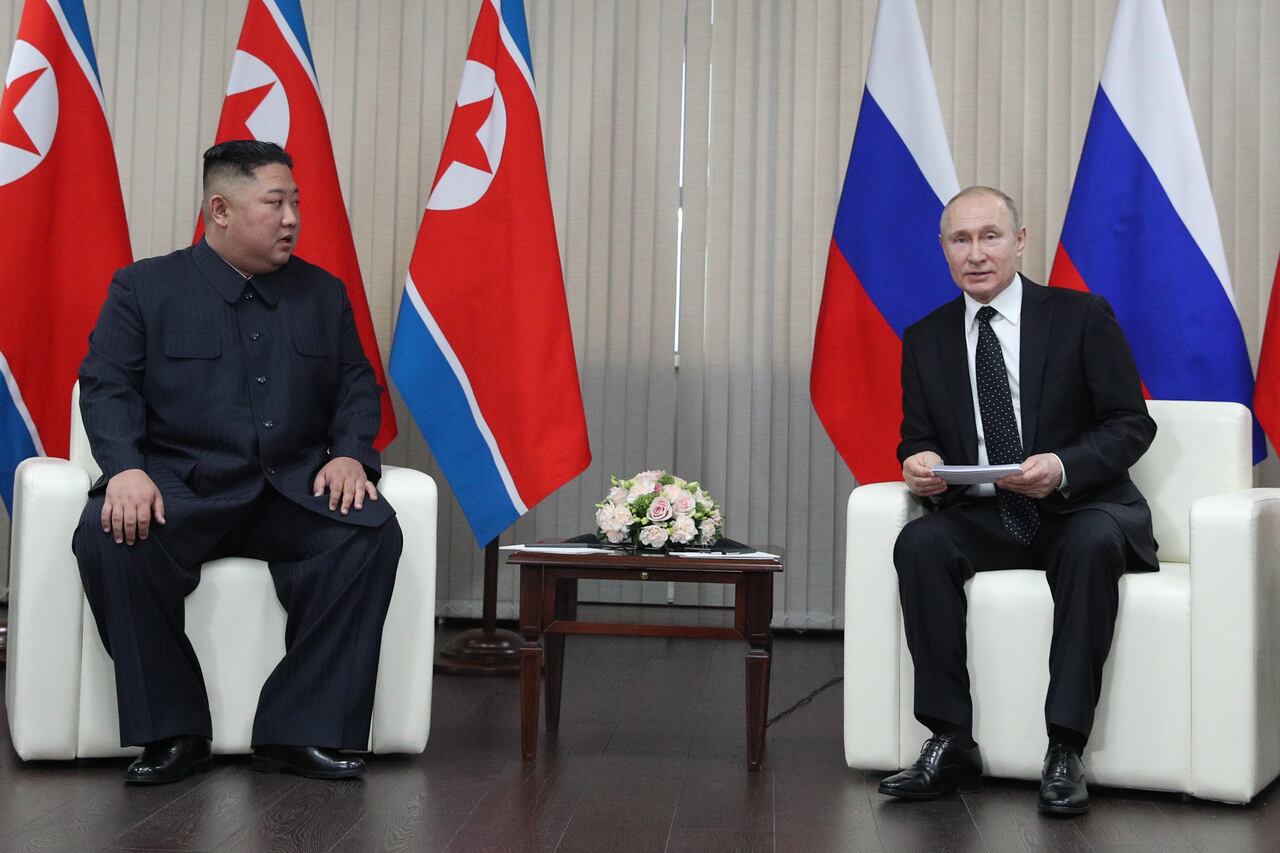 El líder de Corea del Norte, Kim Jong Un (izquierda), durante la primera reunión con el presidente de Rusia, Vladimir Putin, en Vladivostok, Rusia, el 25 de abril de 2019