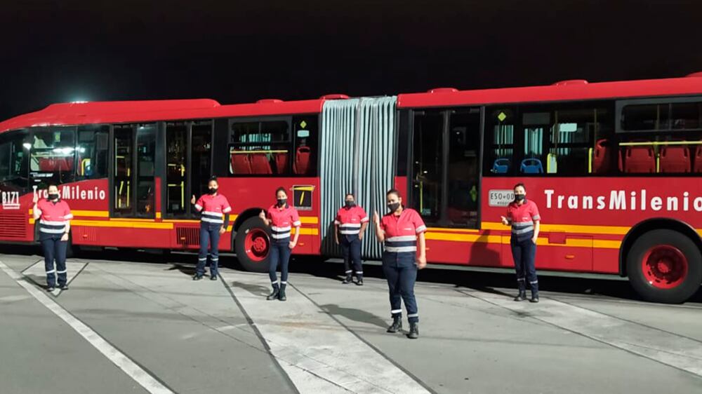 Madres de día, lavadoras de buses en las noches: las dos vidas de las aseadoras de Transmilenio