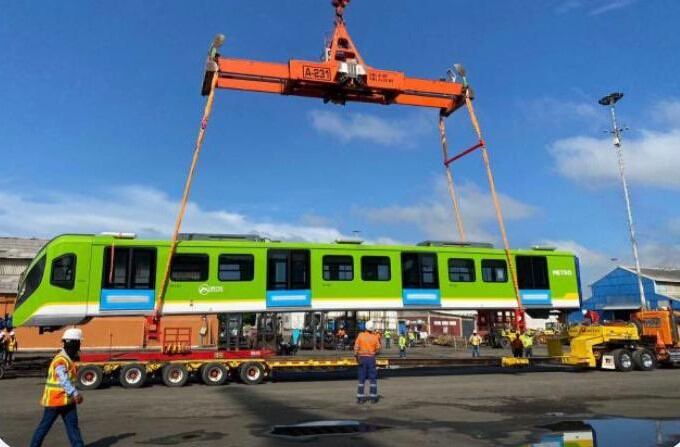 Enrique Peñalosa, exalcalde de Bogotá, anuncia llega de vagones del metro en Barranquilla.