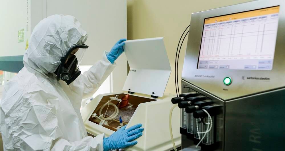 Sobre la eficacia, uno de los puntos que más preocupa a las autoridades del mundo a raíz de la variante ómicron, Novavax asegura que su inmunizante mostró una eficacia del 90,4% en una vasta prueba en Norteamérica, aunque reconoció que aún está “probando” su eficacia contra esa cepa que ha sido la causante de un aumento significativo de contagios.