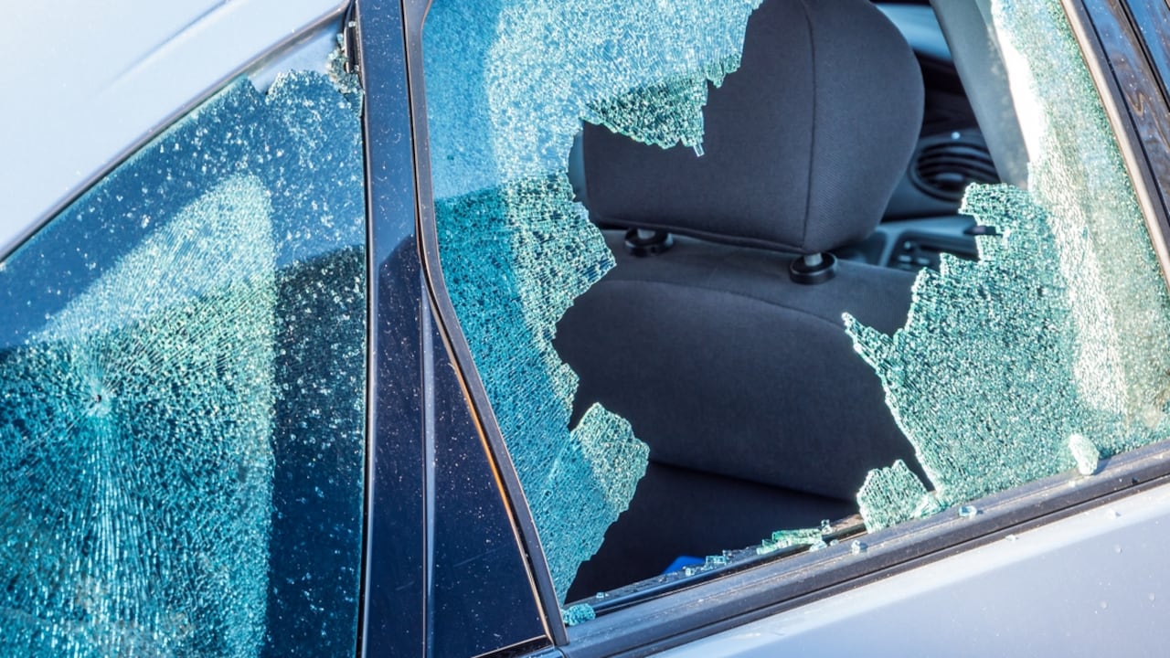 Los sujetos se lanzan sobre los carros y rompen los vidrios en cuestión de segundos.