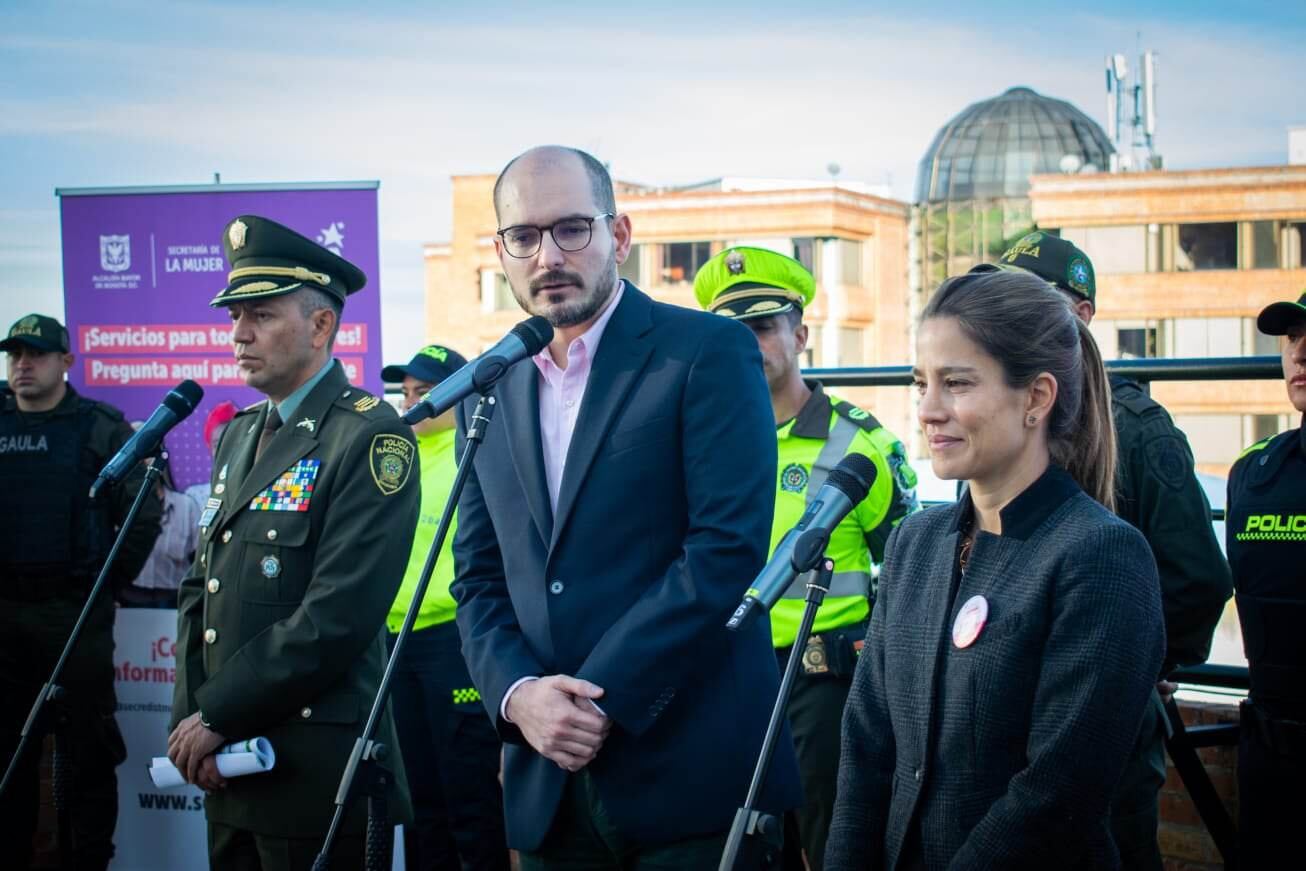 Subsecretario de Seguridad, Alejandro Londoño, y la secretaria de la Mujer, Diana Rodríguez.