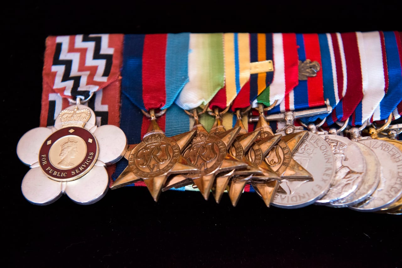 Había condecoracones de Australia, Canadá, Singapur, Canadá, Papúa Nueva Guinea y muchos otros países que visitó Felipe.