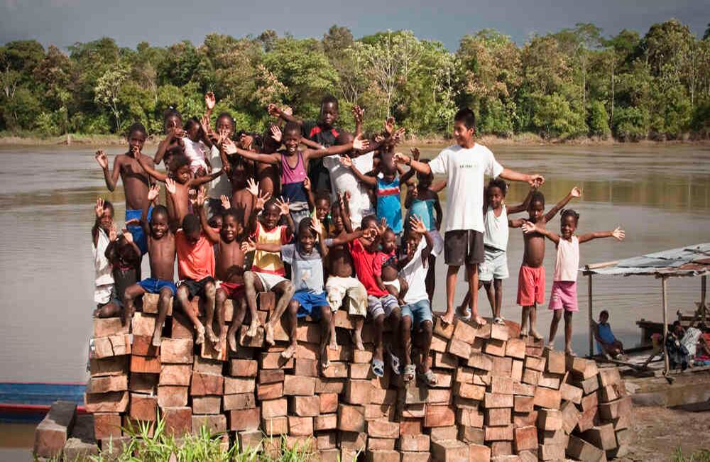 Un abrazo desde Puerto Conto. Bojayá, Chocó, 2007. // Jesús Abad Colorado
