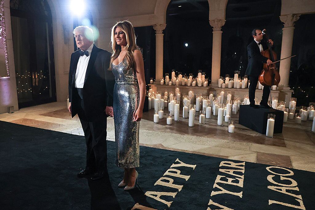 El presidente estadounidense Donald Trump y la primera dama Melania Trump llegan para un evento de Nochevieja a su casa de Mar-a-Lago el 31 de diciembre de 2025 en Palm Beach, Florida. El presidente se dirigió a los invitados y celebró la llegada de 2026. (Foto de Joe Raedle/Getty Images)
