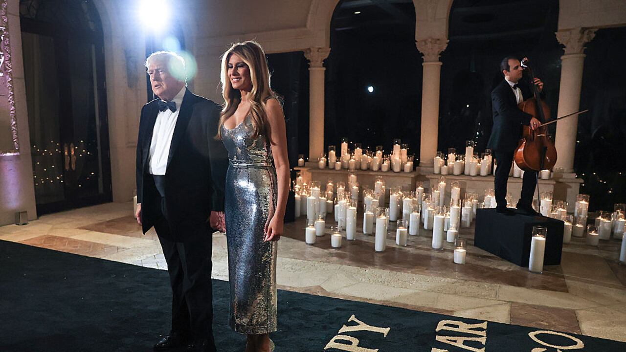 El presidente estadounidense Donald Trump y la primera dama Melania Trump llegan para un evento de Nochevieja a su casa de Mar-a-Lago el 31 de diciembre de 2025 en Palm Beach, Florida. El presidente se dirigió a los invitados y celebró la llegada de 2026. (Foto de Joe Raedle/Getty Images)